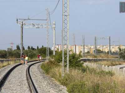 E mentre scattiamo una foto all�ultimo tratto dei binari, ecco davanti a noi materializzarsi cinque ragazzine che passeggiano e chiacchierano tranquillamente sulle rotaie, facendo compagnia a una desolata ferrovia che ha sempre fatto parte dello loro vita